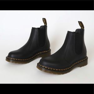 New Doc Martens 2976 Chelsea Nappa Leather Boots